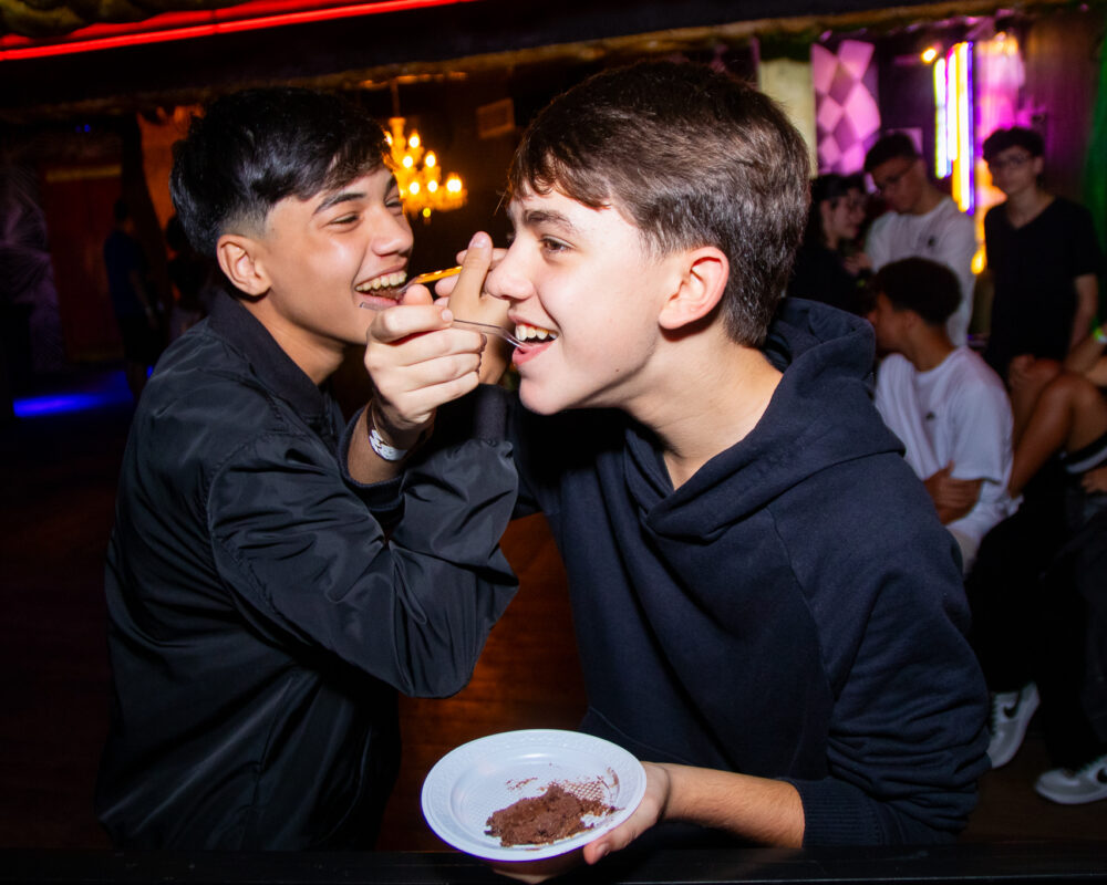 Conexões de Ouro: Por que as amizades de balada teen são especiais?